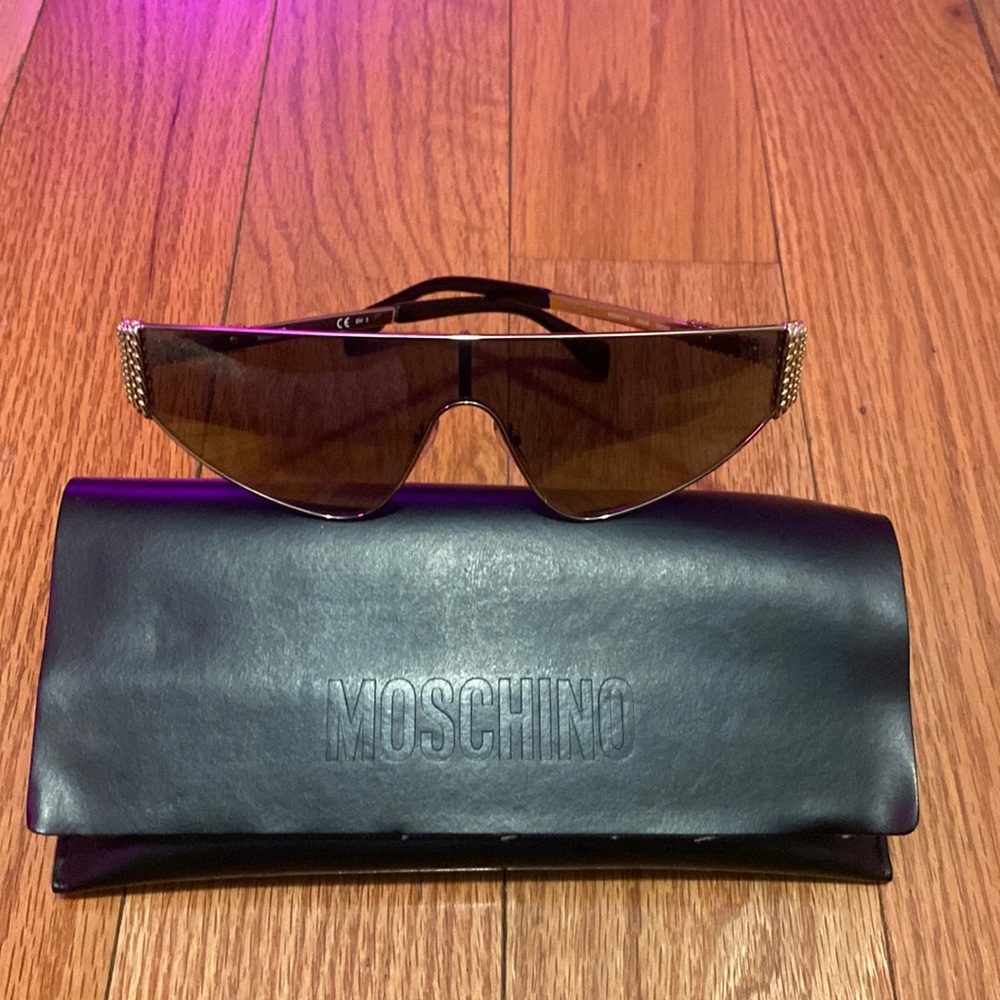 moschino sunnies.
